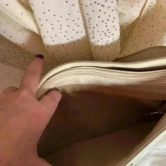 Liz Claiborne Cream Leather Hobo Style Purse, Clean, Excellent Condition - Picture 10 of 13